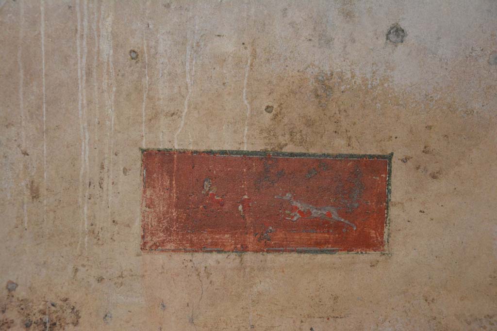 V.4.a Pompeii. March 2018. Room ‘c’, detail of painted panel on east side of doorway in north wall.
Foto Annette Haug, ERC Grant 681269 DÉCOR.