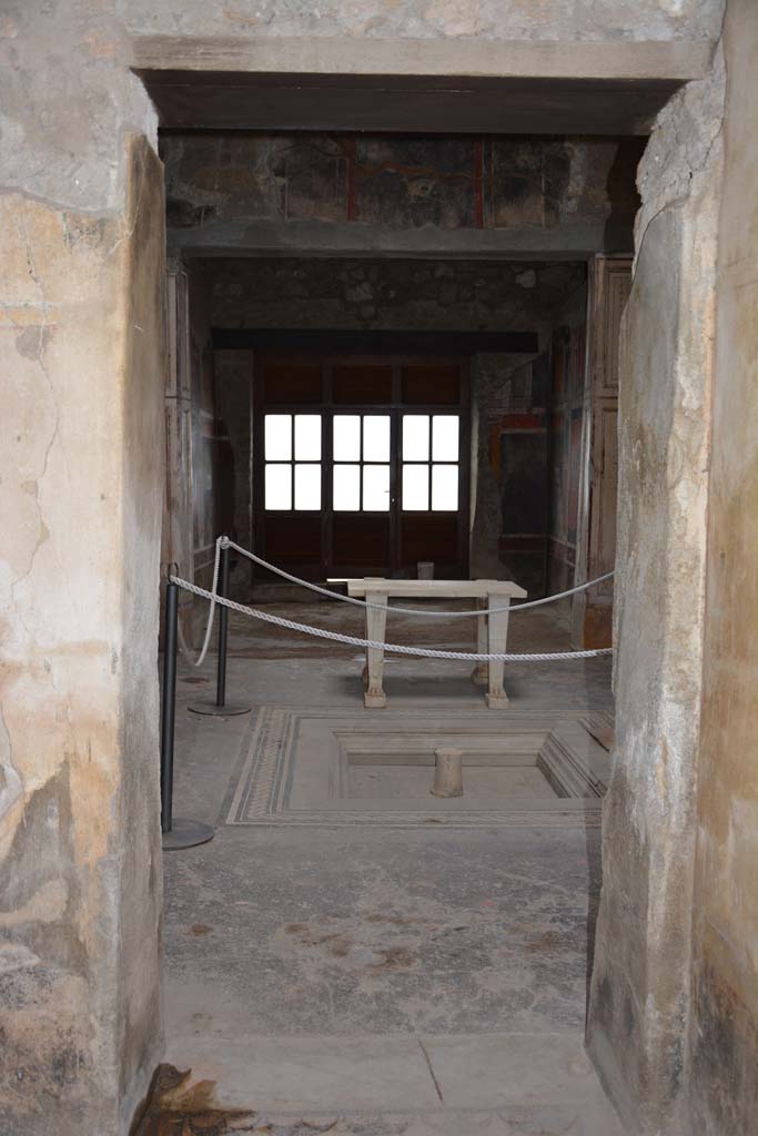 V.4.a Pompeii. March 2018.
Room ‘c’, looking east across atrium from doorway at south end of east wall.
Foto Annette Haug, ERC Grant 681269 DÉCOR.