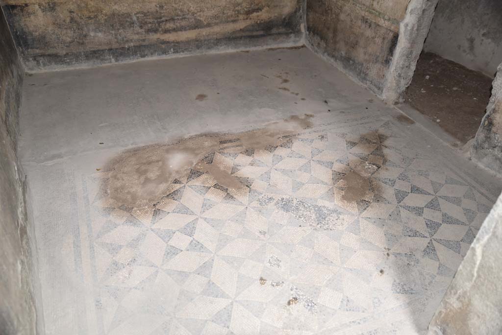 V.4.a Pompeii. March 2018. Room ‘c’, looking north-west across flooring from doorway, with doorway on right, to room ‘e’.
Foto Annette Haug, ERC Grant 681269 DÉCOR.
