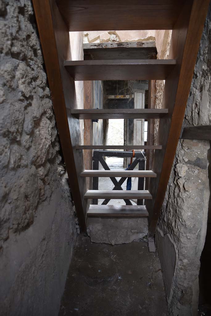 V.4.a Pompeii. March 2018.
Room ‘e’, room under stairs, looking east with doorway from room ‘c’, on right.
Foto Annette Haug, ERC Grant 681269 DÉCOR.