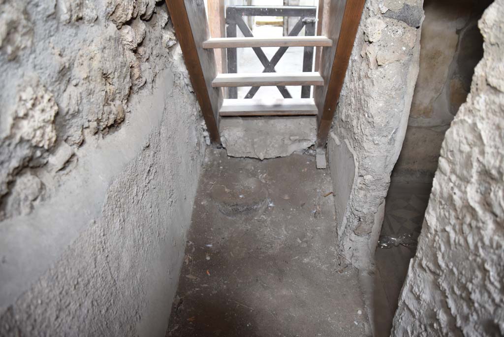 V.4.a Pompeii. March 2018. Room ‘e’, room under stairs to upper floor, looking east towards base of stairs.
Foto Annette Haug, ERC Grant 681269 DÉCOR.