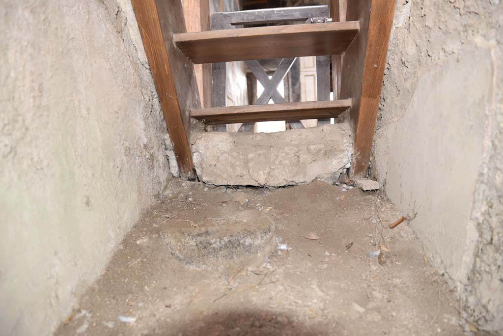 V.4.a Pompeii. March 2018. Room ‘e’, room under stairs to upper floor, looking east towards detail of base of stairs.
Foto Annette Haug, ERC Grant 681269 DÉCOR.