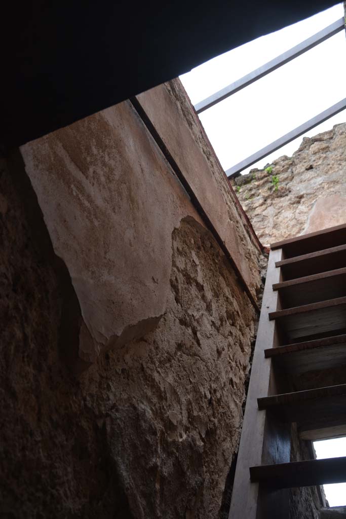 V.4.a Pompeii. March 2018. Room ‘e’, stairs to upper floor, looking west towards south wall.
Foto Annette Haug, ERC Grant 681269 DÉCOR.