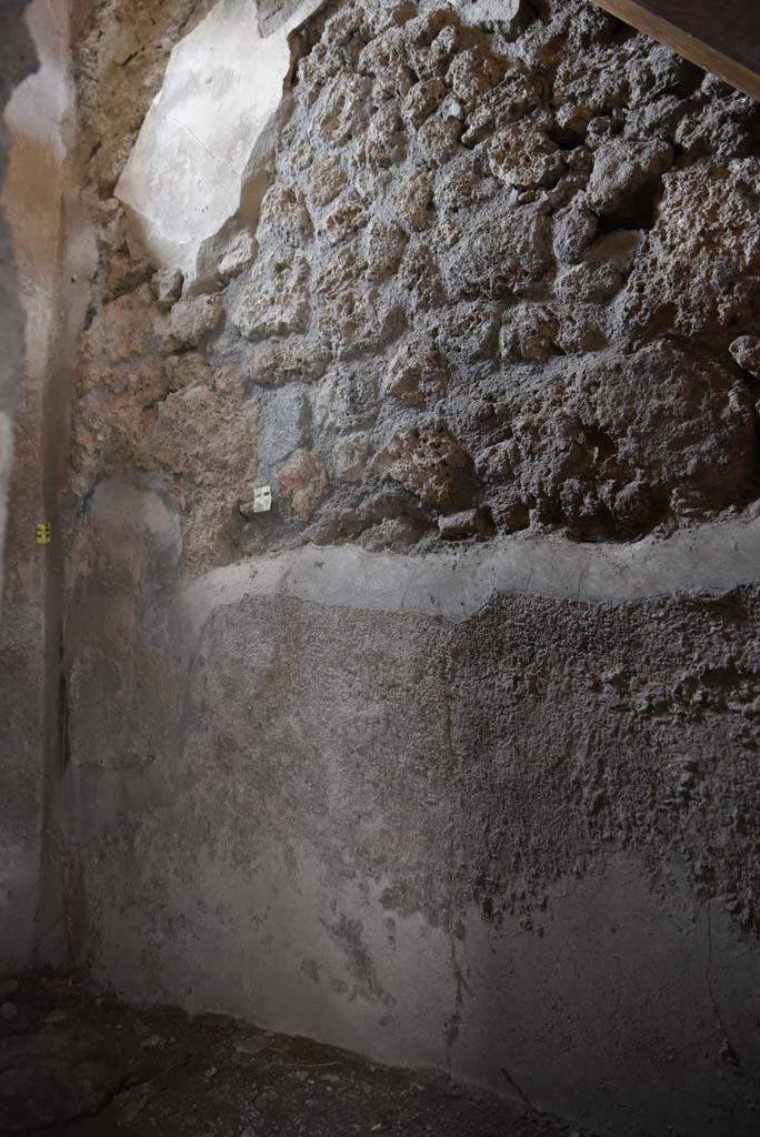 V.4.a Pompeii. March 2018. Room ‘e’, room under stairs, looking towards north wall.
Foto Annette Haug, ERC Grant 681269 DÉCOR.