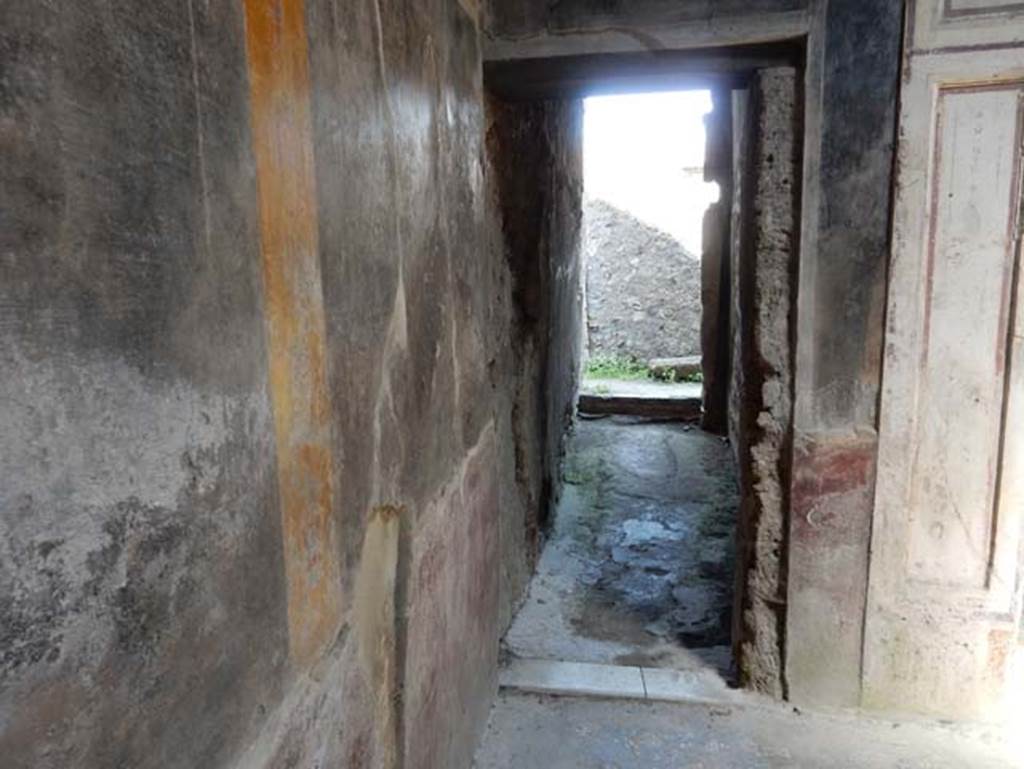 V.4.a Pompeii. May 2015. Looking east along corridor from atrium, leading towards the garden area. Photo courtesy of Buzz Ferebee.