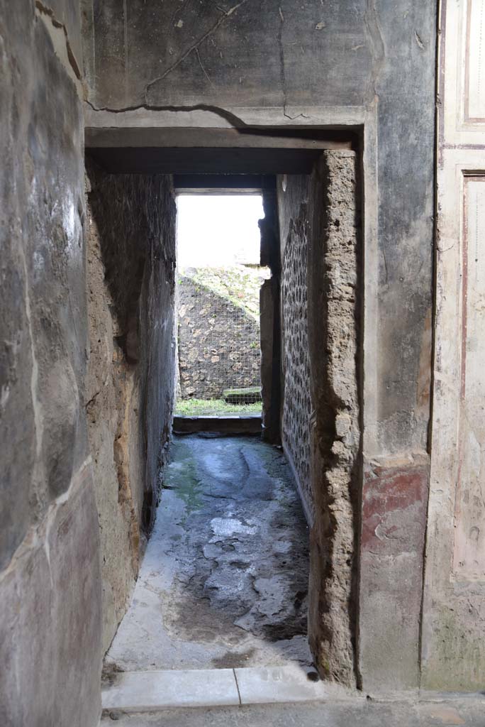 V.4.a Pompeii. March 2018. Room ‘k’, doorway, looking east towards garden area.
Foto Annette Haug, ERC Grant 681269 DÉCOR
