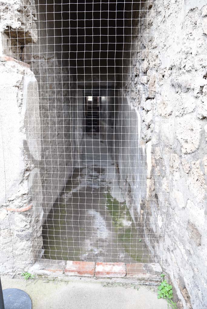 V.4.a Pompeii. March 2018.
Room ‘k’, looking west along corridor towards atrium from garden area.
Foto Annette Haug, ERC Grant 681269 DÉCOR