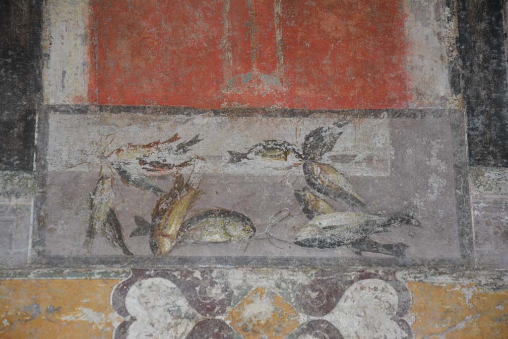 V.4.a Pompeii. March 2018. Room ‘h’, painted panel with still-life of fish from upper centre of north wall.
Foto Annette Haug, ERC Grant 681269 DÉCOR.
