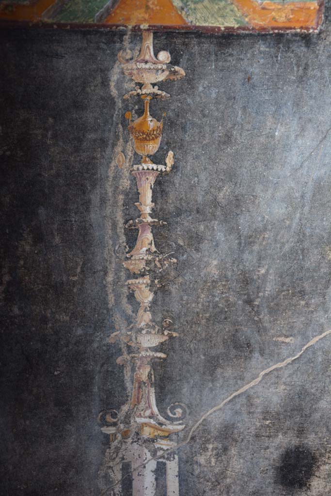 V.4.a Pompeii. March 2018. Room ‘h’, detail of painted candelabra below painted panel.
Foto Annette Haug, ERC Grant 681269 DÉCOR.