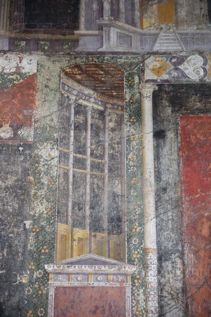 V.4.a Pompeii. March 2018.
Room ‘h’, upper north wall above separating panel on west side of central painting.
Foto Annette Haug, ERC Grant 681269 DÉCOR.