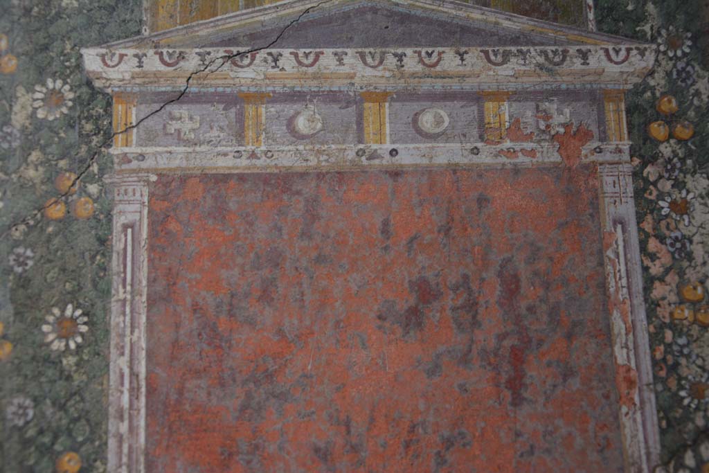 V.4.a Pompeii. March 2019.
Room ‘h’, detail from top of painted panel separating black side panel on west side of central panel on north wall.
Foto Annette Haug, ERC Grant 681269 DÉCOR.