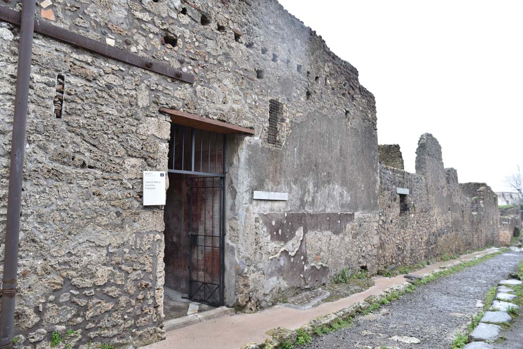 V.4.a Pompeii. March 2018. Looking south towards entrance doorway, on east side of Vicolo di Lucrezio Frontone.
Foto Annette Haug, ERC Grant 681269 DÉCOR.