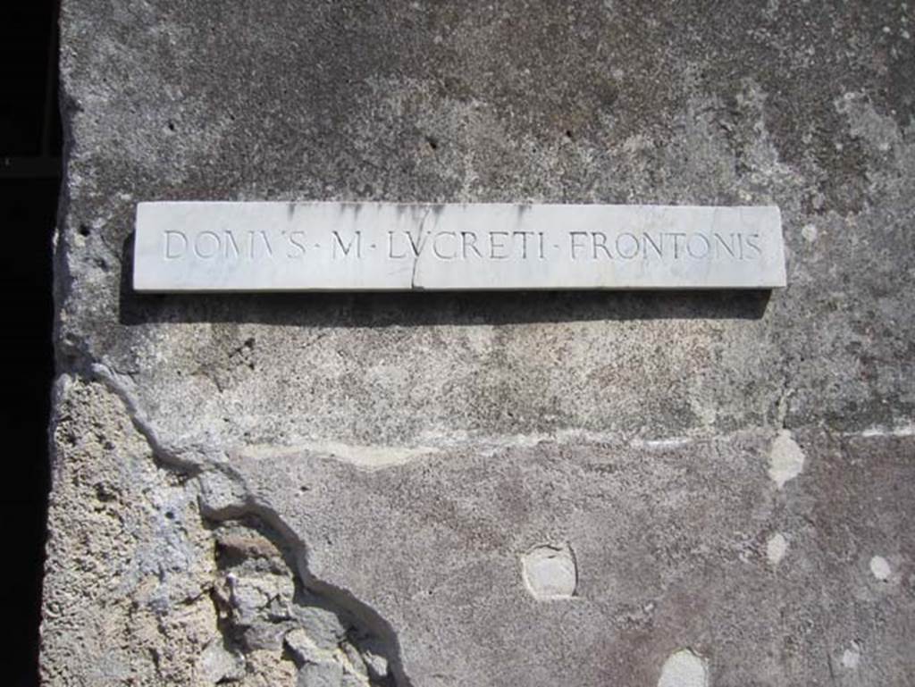 V.4.a Pompeii. March 2012. Entrance doorway nameplate. Photo courtesy of Marina Fuxa.
