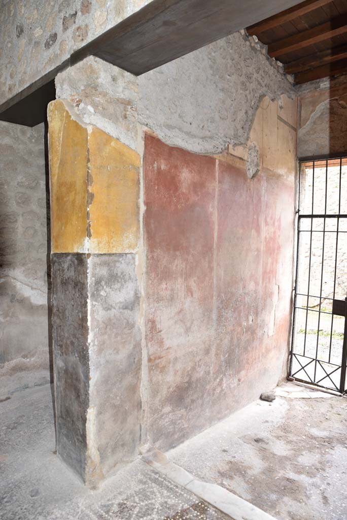 V.4.a Pompeii. March 2018. Looking west along south wall of entrance corridor/fauces.
Foto Annette Haug, ERC Grant 681269 DÉCOR