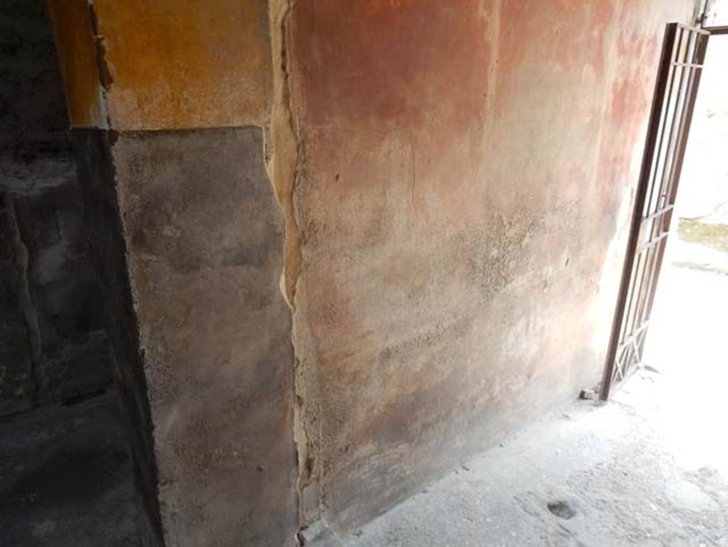 V.4.a Pompeii. May 2015. Looking towards south wall of entrance corridor.
Photo courtesy of Buzz Ferebee.