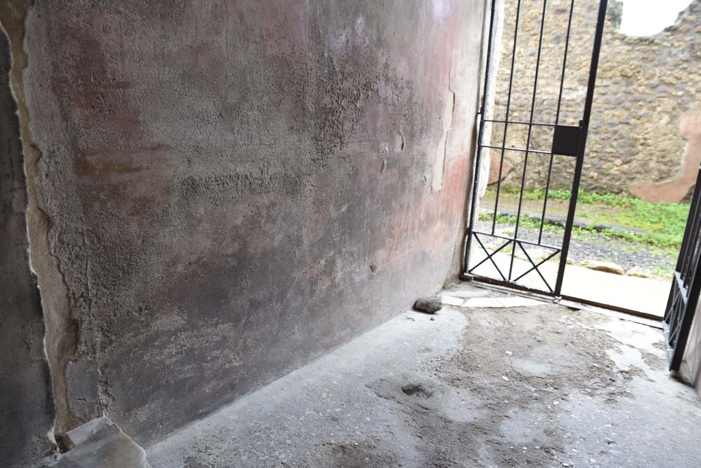 V.4.a Pompeii. March 2018. Looking west along lower south wall of entrance corridor/fauces.
Foto Annette Haug, ERC Grant 681269 DÉCOR