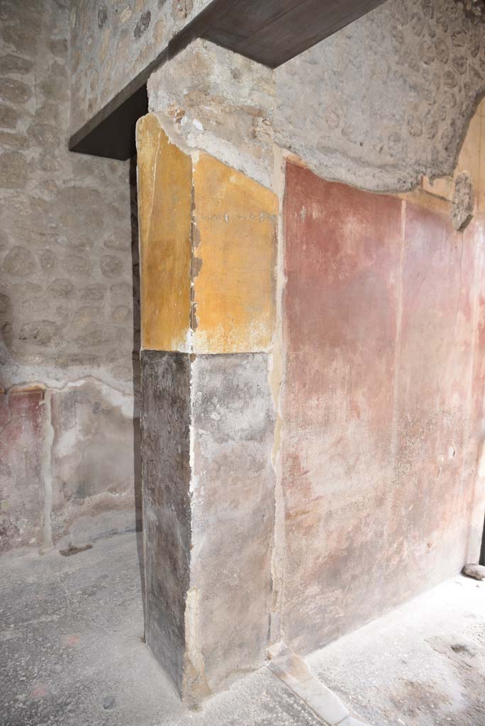 V.4.a Pompeii. March 2018.
Looking west along south wall of entrance corridor/fauces, with doorway to storeroom ‘d’, on left.
Foto Annette Haug, ERC Grant 681269 DÉCOR