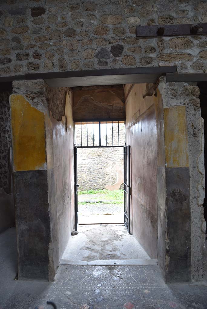 V.4.a Pompeii. March 2018.
Looking west along entrance corridor/fauces towards entrance doorway.
Foto Annette Haug, ERC Grant 681269 DÉCOR
