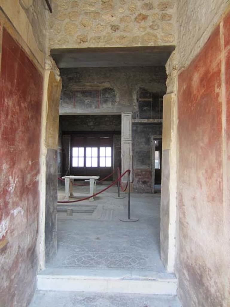 V.4.a Pompeii. March 2012.
Looking east into atrium ‘b’, from entrance corridor ‘a’, towards tablinum ‘h’. Photo courtesy of Marina Fuxa.