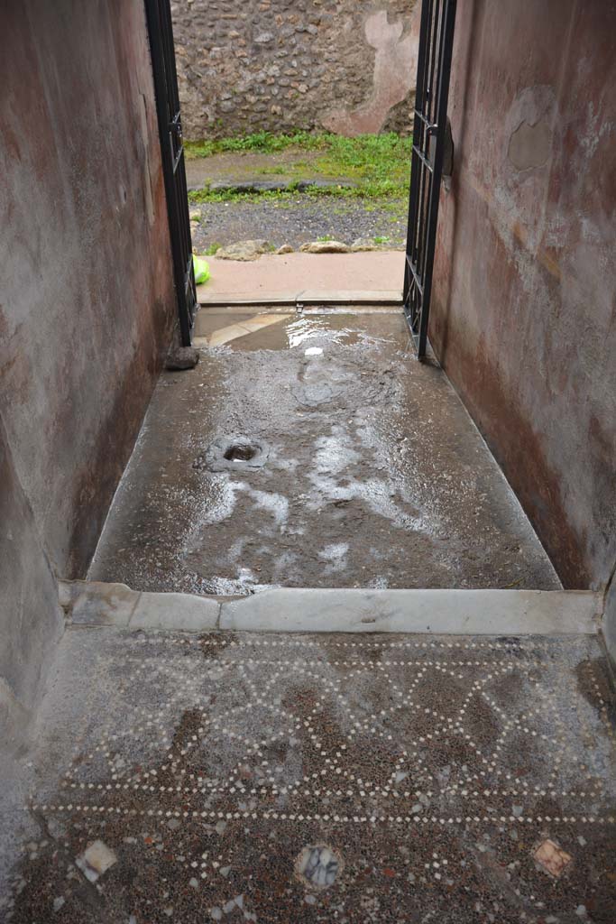 V.4.a Pompeii. March 2018.
Looking west along entrance corridor/fauces ‘a’ towards entrance doorway, from decorative threshold of atrium ‘b’.
Foto Annette Haug, ERC Grant 681269 DÉCOR