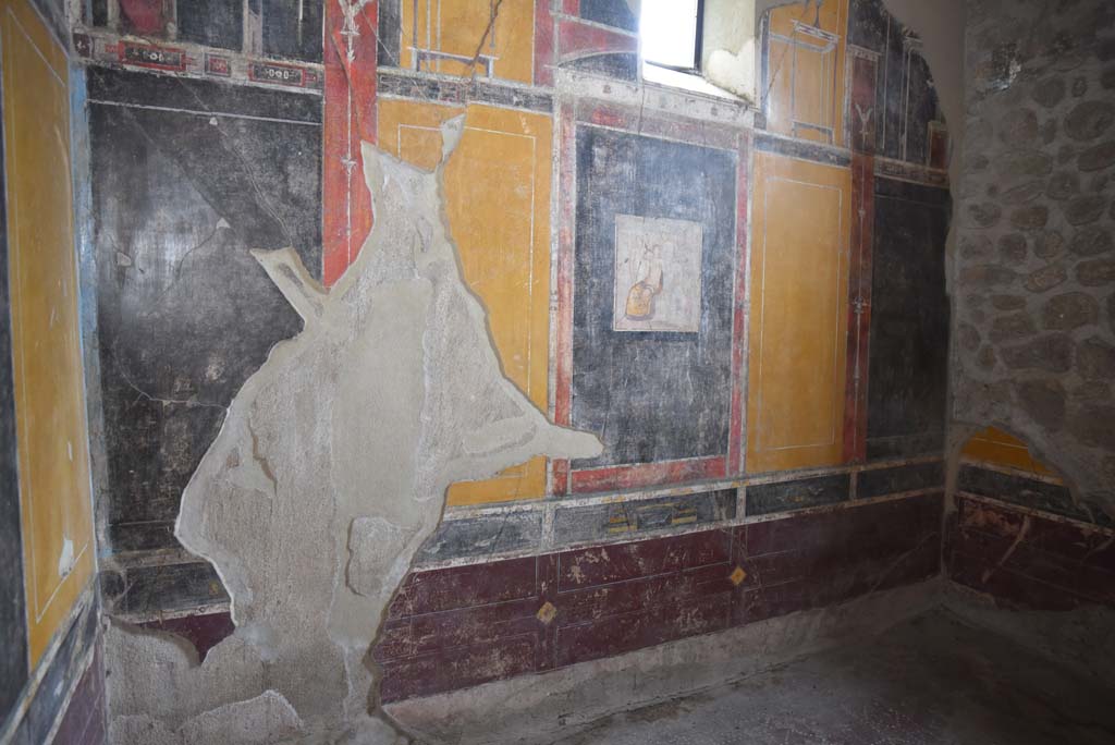 V.4.a Pompeii. March 2018. Room ‘g’, looking towards east wall of cubiculum.
On the wall is a painting of the Toilet of Venus or the Toilette of Aphrodite and paintings of birds and a garden scene.
Foto Annette Haug, ERC Grant 681269 DÉCOR.