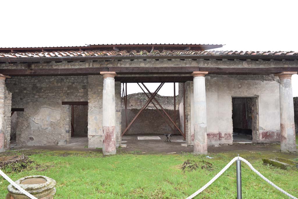 V.4.a Pompeii. March 2018.
Room ‘l’ (L), looking towards south portico, with doorways to rooms ‘v’, on left, ‘u’, ‘t’ and ‘s’, on right.
In the centre of the floor of the exedra ‘t’ is the remains of a panel that contained a geometric pattern of marble tiles.
Foto Annette Haug, ERC Grant 681269 DÉCOR
