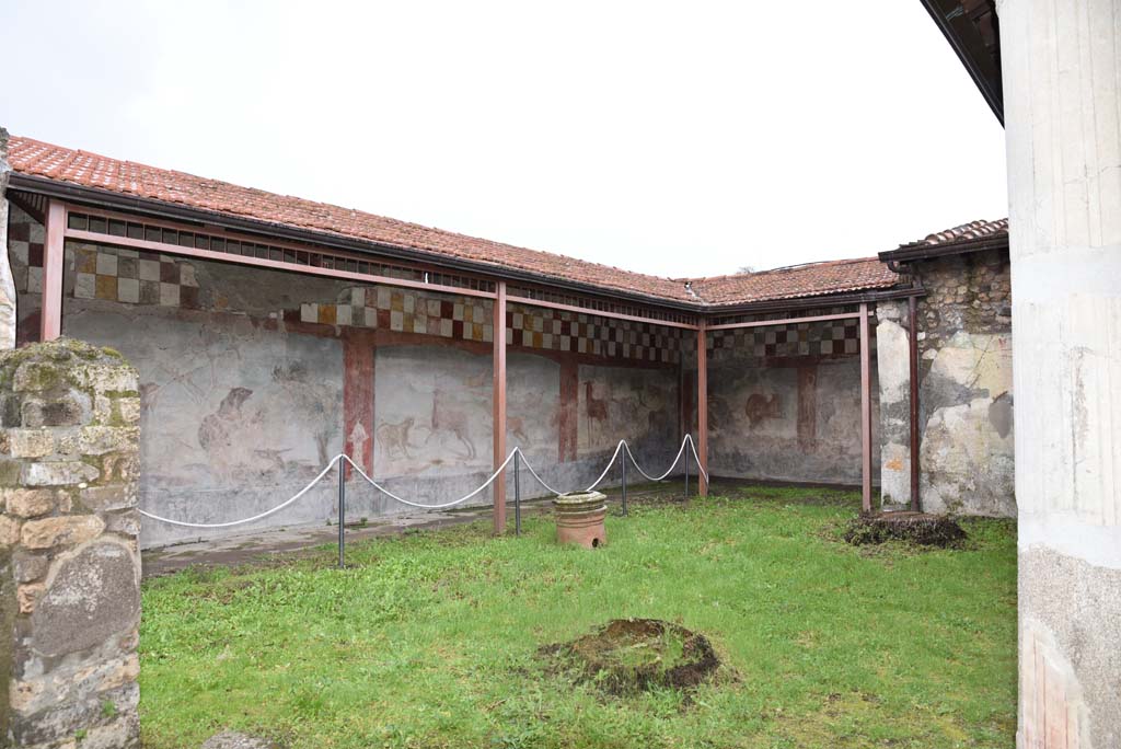 V.4.a Pompeii. March 2018. Room ‘l’ (L), looking north-east across garden area.
On the wall is a hunt scene with life size animals including a bear, deer and a stag, lions, and a wild boar.
Foto Annette Haug, ERC Grant 681269 DÉCOR