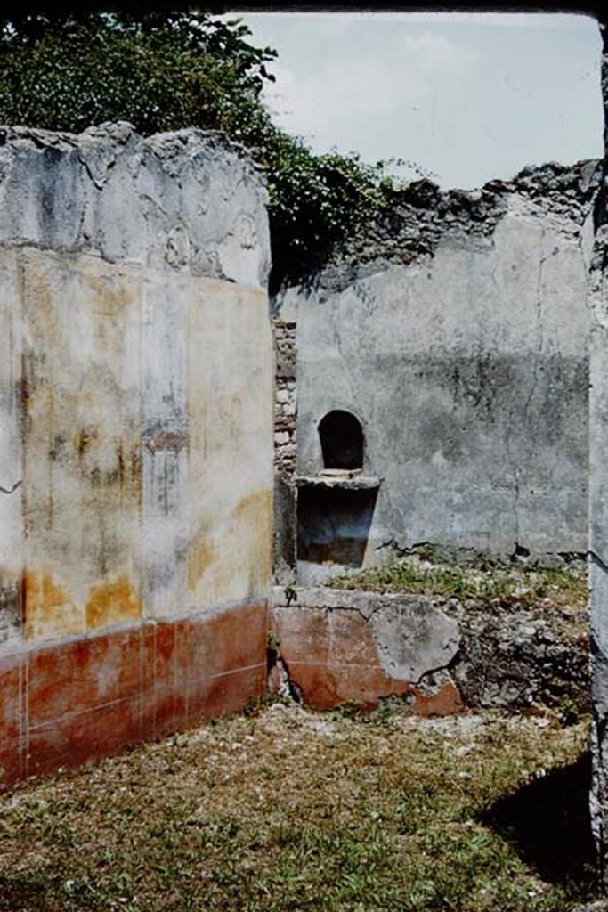 V.4.c Pompeii. 1961. Room G, north wall of tablinum, and east wall which would have had a window onto the garden. Photo by Stanley A. Jashemski.
Source: The Wilhelmina and Stanley A. Jashemski archive in the University of Maryland Library, Special Collections (See collection page) and made available under the Creative Commons Attribution-Non Commercial License v.4. See Licence and use details.
J61f0855