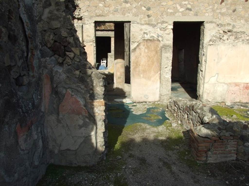 VI.1.7 House of the Vestals. Room 11 at front of two doorways to peristyle.