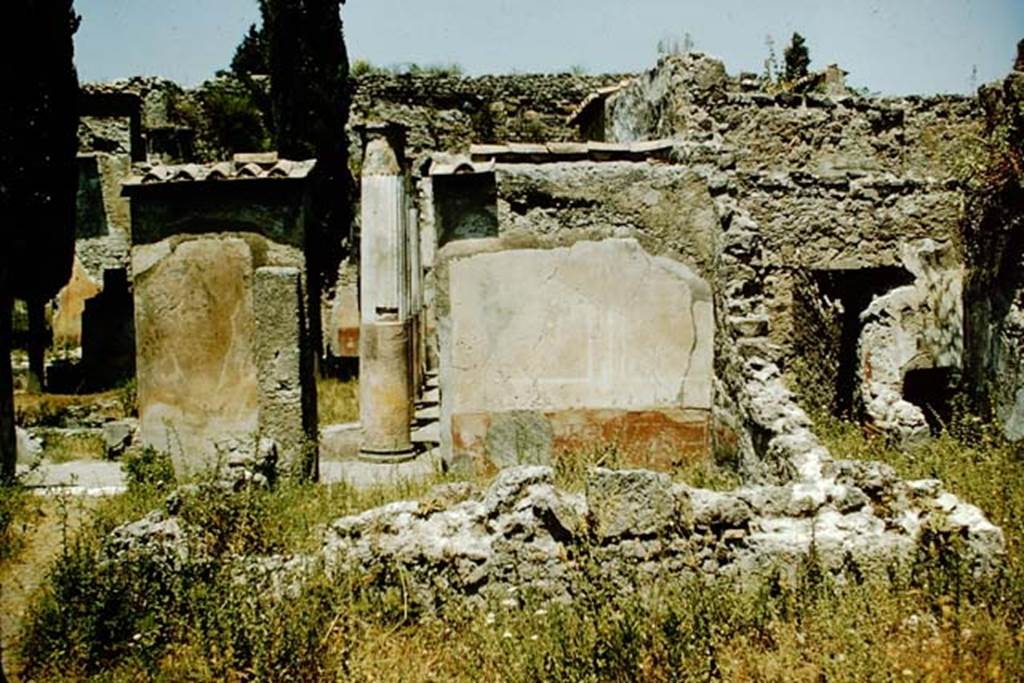 VI.1.7 Pompeii. 1957. Looking north towards peristyle, and across room 12. Photo by Stanley A. Jashemski.
Source: The Wilhelmina and Stanley A. Jashemski archive in the University of Maryland Library, Special Collections (See collection page) and made available under the Creative Commons Attribution-Non Commercial License v.4. See Licence and use details.
J57f0175