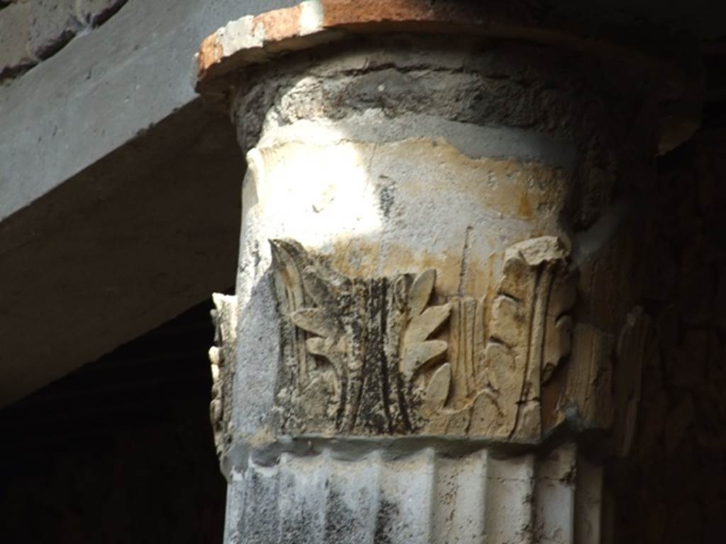 VI.1.7 House of the Vestals. Detail of top of column in peristyle.