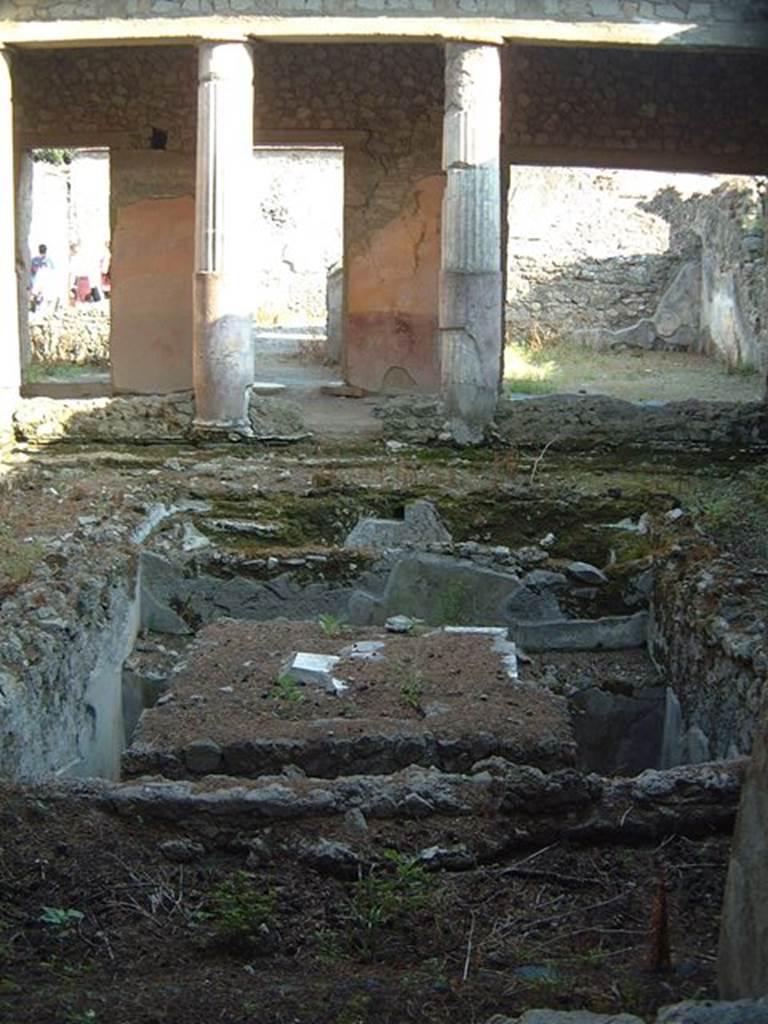 VI.1.7 House of the Vestals. Looking across peristyle. Photograph May 2001 courtesy of Current Archaeology.