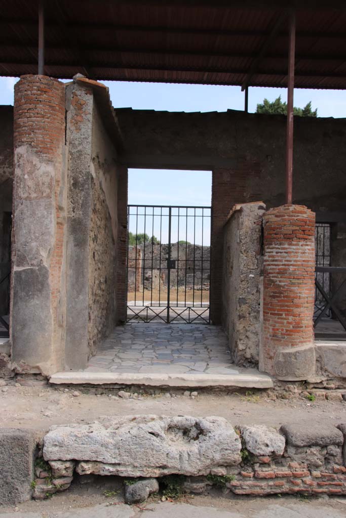 VI.1.7 Pompeii, September 2021.
Looking east to entrance doorway on Via Consolare. Photo courtesy of Klaus Heese.