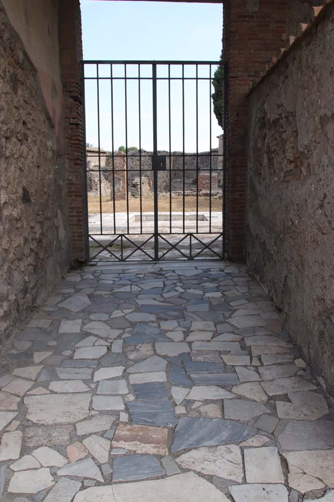 VI.1.7 Pompeii. September 2021.
Looking east towards atrium from entrance corridor. Photo courtesy of Klaus Heese.