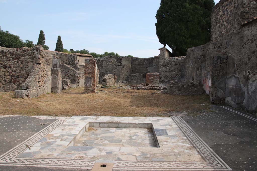 VI.1.7 Pompeii. September 2021. Looking east across impluvium in atrium from entrance doorway. Photo courtesy of Klaus Heese.