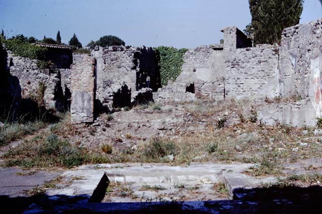 VI.1.7 Pompeii. 1968. Looking east across atrium. Photo by Stanley A. Jashemski.
Source: The Wilhelmina and Stanley A. Jashemski archive in the University of Maryland Library, Special Collections (See collection page) and made available under the Creative Commons Attribution-Non Commercial License v.4. See Licence and use details.
J68f1992