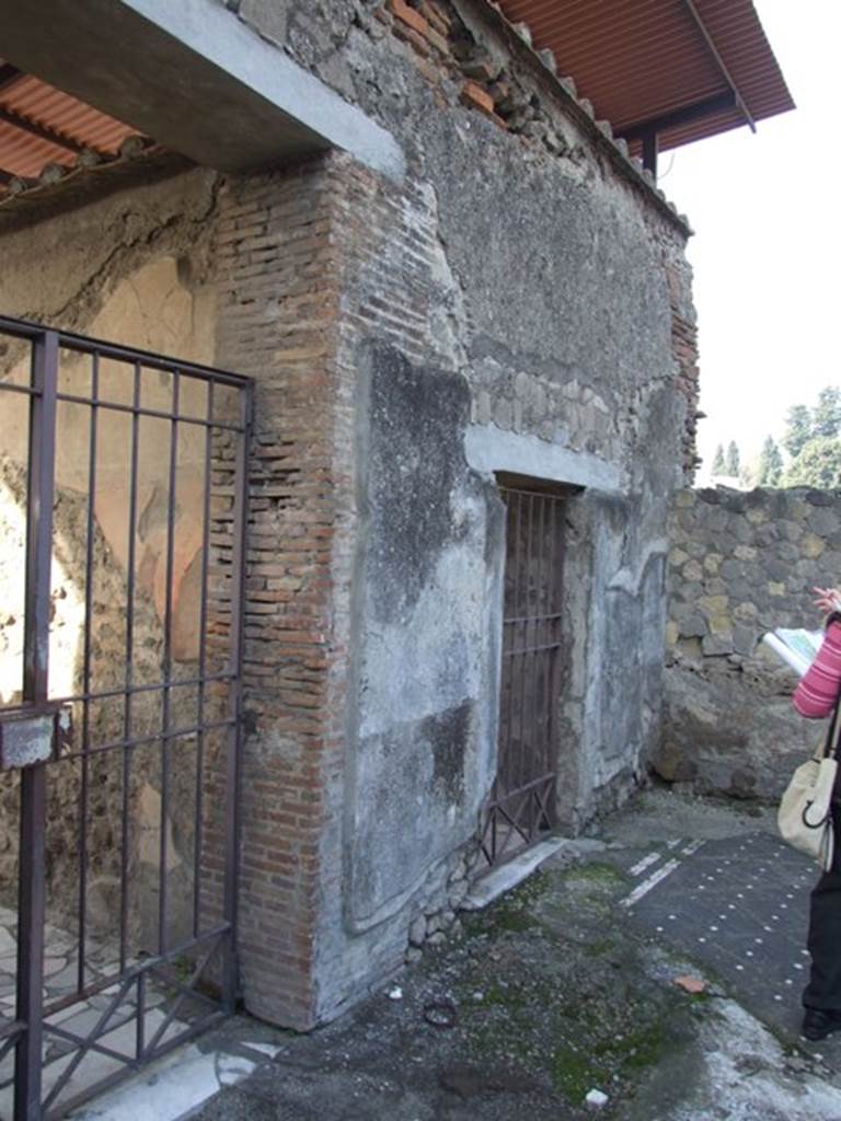 VI.1.7 Pompeii. December 2007. Looking from atrium at the main entrance on left and door to entrance at VI.1.6, on right.