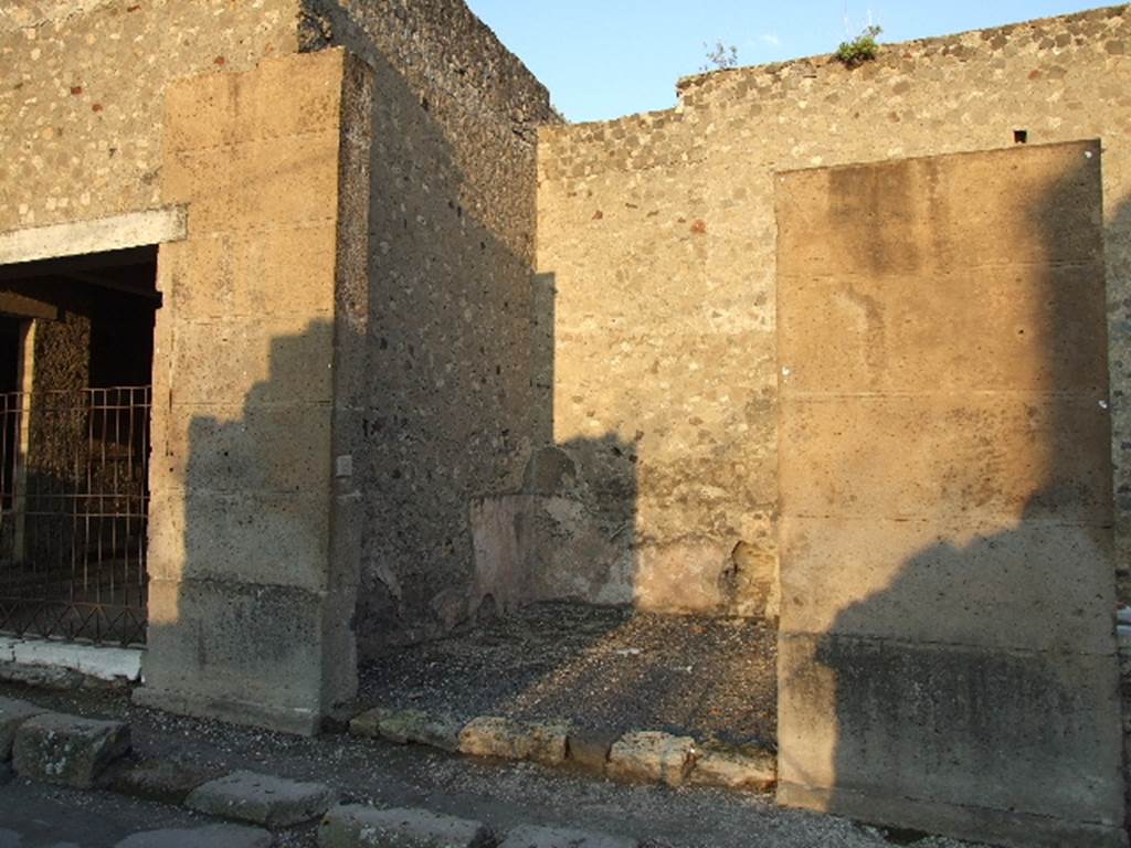 VI.2.2 Pompeii. Shop. December 2006. Entrance.