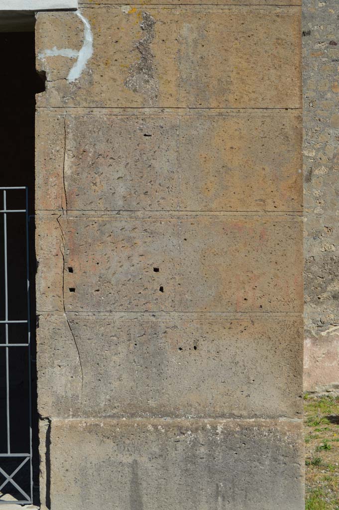 VI.2.3 Pompeii. October 2017. Pilaster on south (right) side of entrance doorway.
Foto Taylor Lauritsen, ERC Grant 681269 DÉCOR.