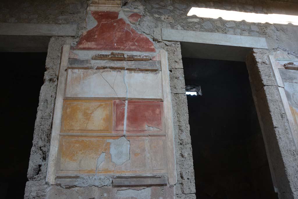 VI.2.4 Pompeii. March 2019.
Detail of painted wall decoration on north side of atrium, between doorways to the anteroom of the winter triclinium, and a cubiculum.
Foto Annette Haug, ERC Grant 681269 DÉCOR.