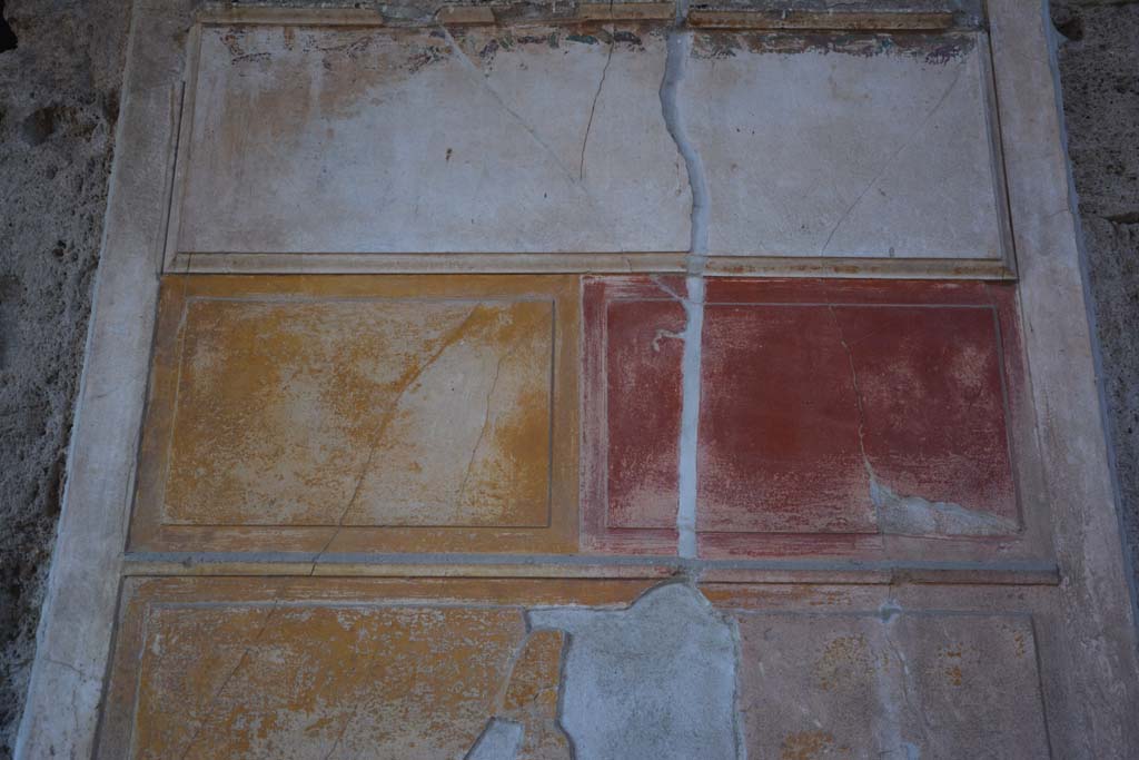 VI.2.4 Pompeii, December 2017. Detail of painted wall decoration on north side of atrium.
Foto Annette Haug, ERC Grant 681269 DÉCOR.