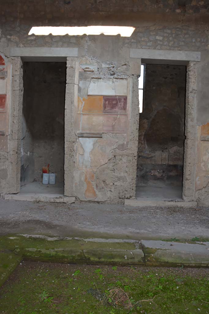 VI.2.4 Pompeii. March 2019.
Looking towards north side of atrium with doorway to first cubiculum, on left of painted pilaster, and to second cubiculum, on right.
Foto Annette Haug, ERC Grant 681269 DÉCOR.
