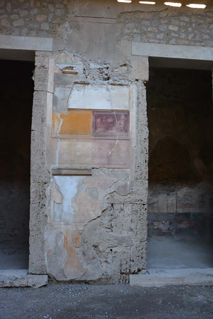 VI.2.4 Pompeii, December 2017. 
Painted wall decoration on pilaster between doorways to the first and second cubiculum, on north side of atrium.
Foto Annette Haug, ERC Grant 681269 DÉCOR.
