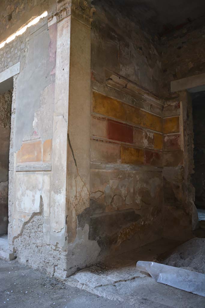 VI.2.4 Pompeii. December 2017.
Looking towards west side of north ala, with capital at top of pilaster.
Foto Annette Haug, ERC Grant 681269 DÉCOR.