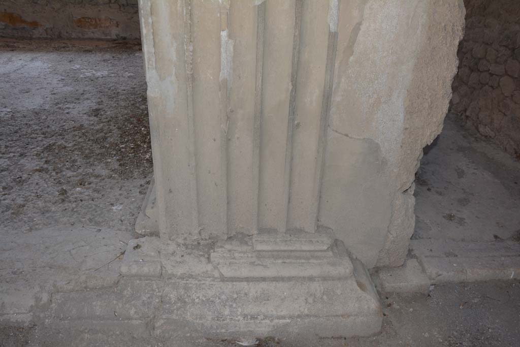 VI.2.4 Pompeii. March 2019. Detail of base of pilaster on east side of atrium, on south side of tablinum.
Foto Annette Haug, ERC Grant 681269 DÉCOR.