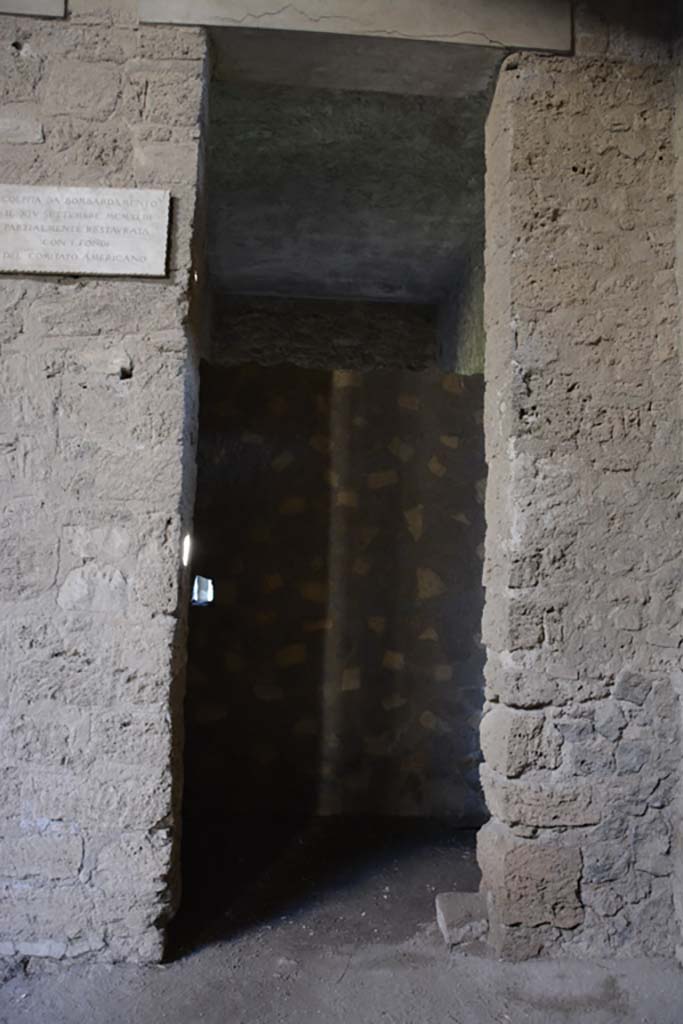 VI.2.4 Pompeii. December 2017. Looking through doorway in east wall of south ala.
Foto Annette Haug, ERC Grant 681269 DÉCOR.