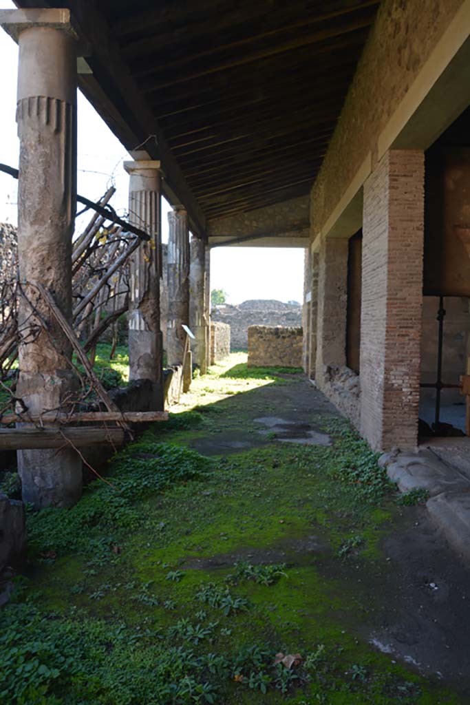 VI.2.4 Pompeii. December 2017. Looking south along portico.
Foto Annette Haug, ERC Grant 681269 DÉCOR.
