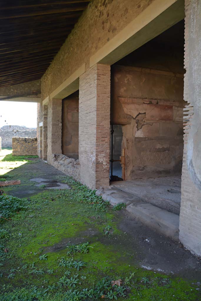 VI.2.4 Pompeii. December 2017. 
Looking south along portico, with doorway to oecus and window into tablinum.
Foto Annette Haug, ERC Grant 681269 DCOR.
