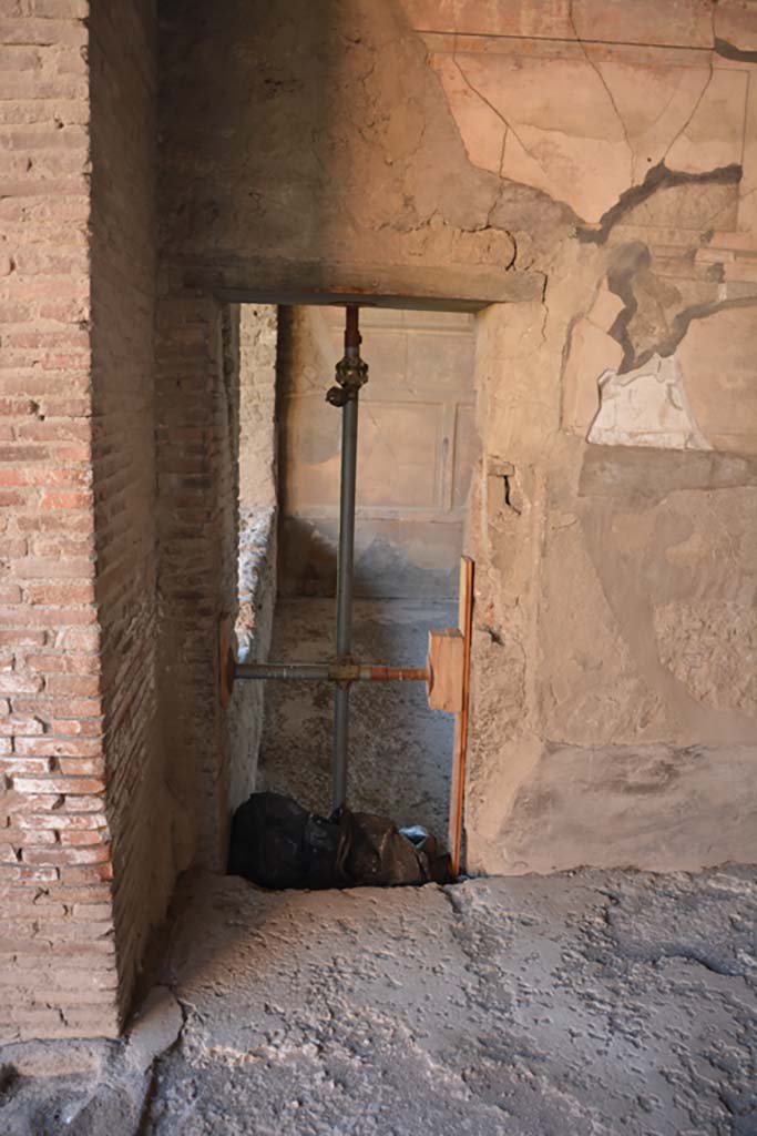 VI.2.4 Pompeii. December 2017. Doorway in south wall of oecus, into tablinum.
Foto Annette Haug, ERC Grant 681269 DCOR.
