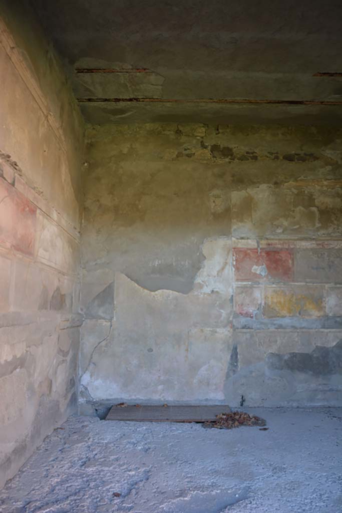 VI.2.4 Pompeii. December 2017. 
Looking across flooring towards west wall in south-west corner of oecus.
Foto Annette Haug, ERC Grant 681269 DCOR.

